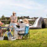 Leie picknick aan het kunstwerk Moeder Aarde II 